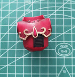 figurine articulée rouge épée ornementation fine base transparente fantastique warhammer blood angels