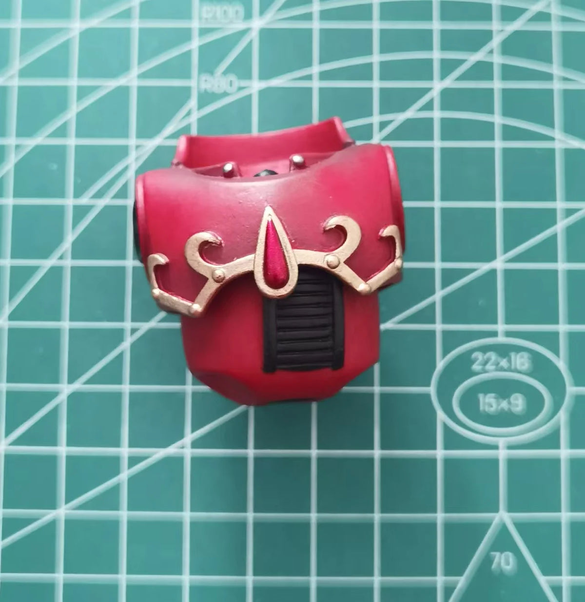 figurine articulée rouge épée ornementation fine base transparente fantastique warhammer blood angels