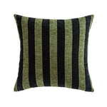 Coussin décoratif avec motif rayé vert et noir.