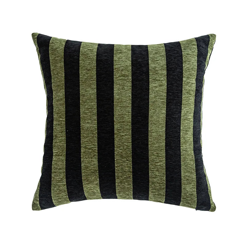Coussin décoratif avec motif rayé vert et noir.