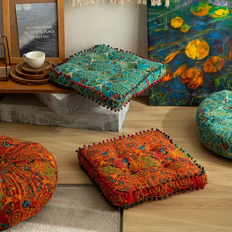 coussin carré bleu orange motif floral pompons boho chic décoration salon sol canapé