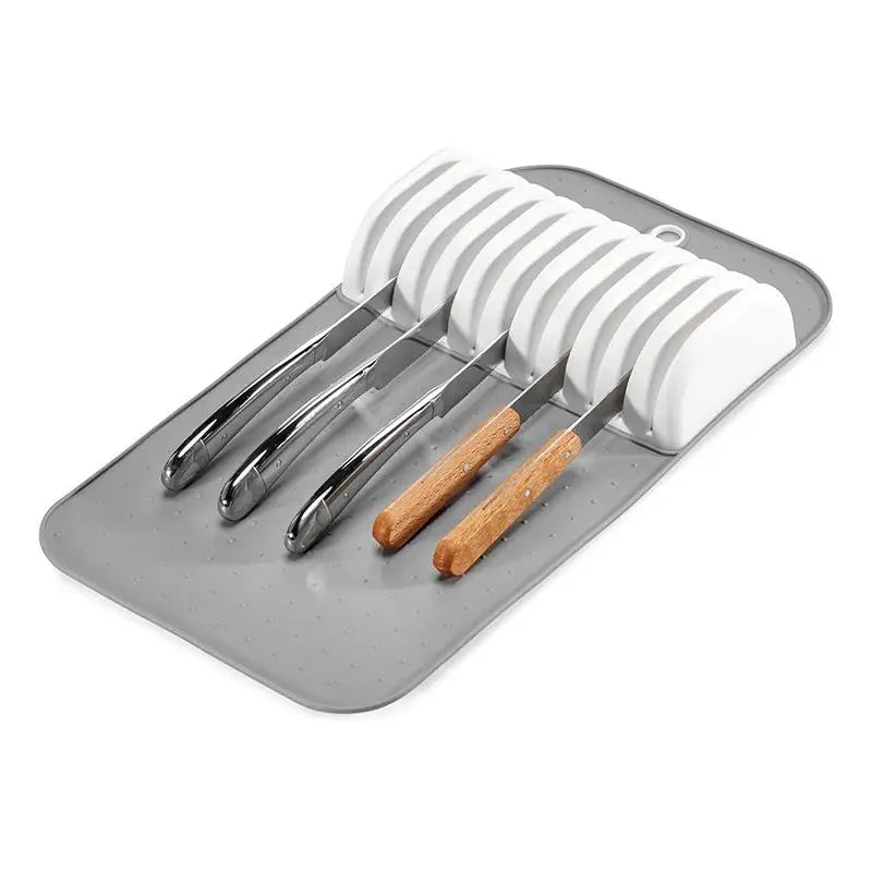 tapis cuisine moderne gris clair blanc points texturés rangement couverts couteaux antidérapants emplacements tiroirs