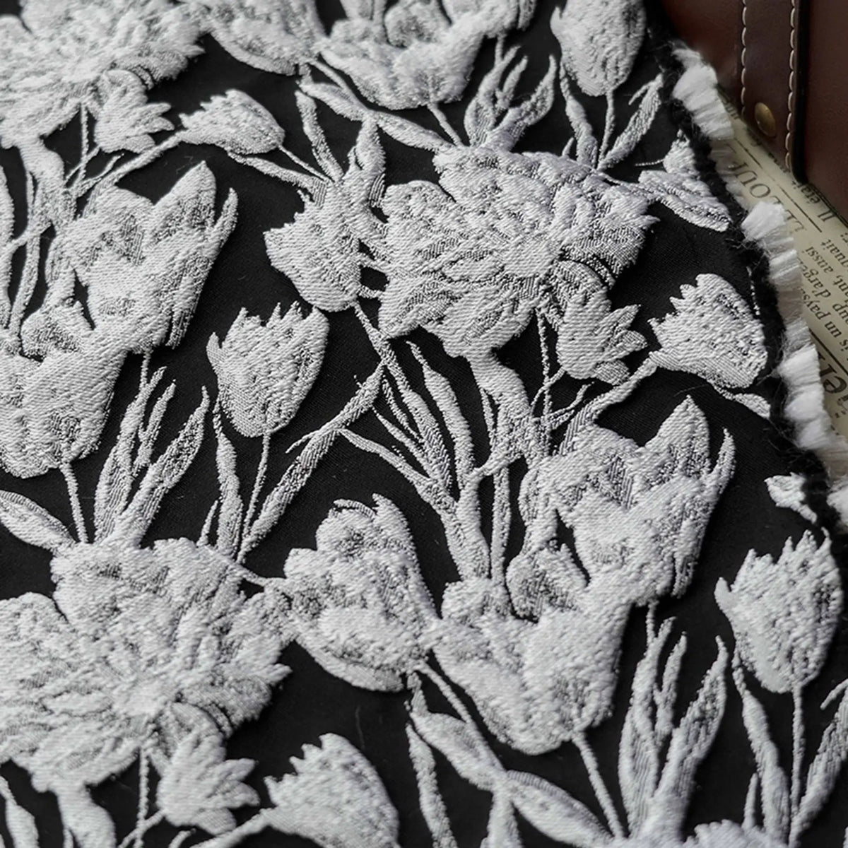 tissu imprimé fleurs noires blanches polyester classique opacité 140cm largeur élegance materiau bricolage respectueux