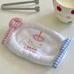nappes tissu blanc bordure bleue serviettes table motifs brodés gâteau anniversaire part gâteau