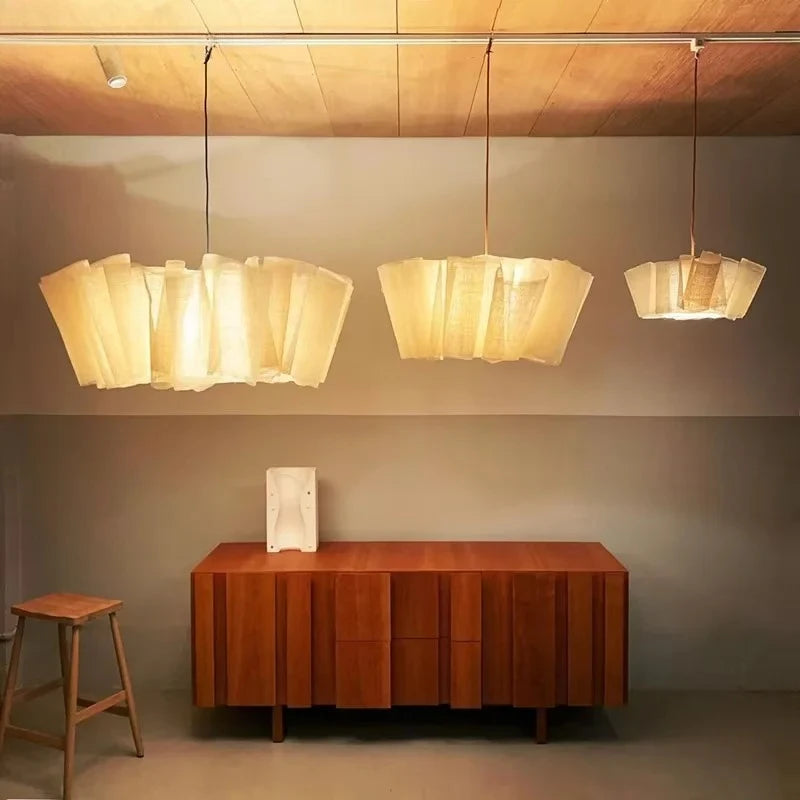 Lampe suspendue moderne tissu beige clair texture légèrement rugueuse salon chambre hall