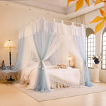 Magnifique chambre à coucher avec un lit à baldaquin aux rideaux blancs et bleus, créant une atmosphère romantique et élégante.