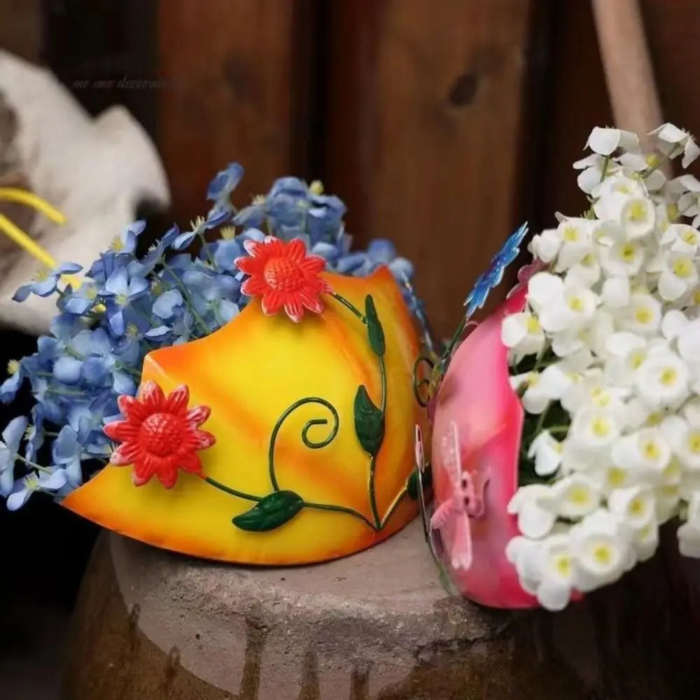 pots fleurs suspendus parapluies couleurs jaune bleu rose décorations florales motifs feuilles libellule rustique