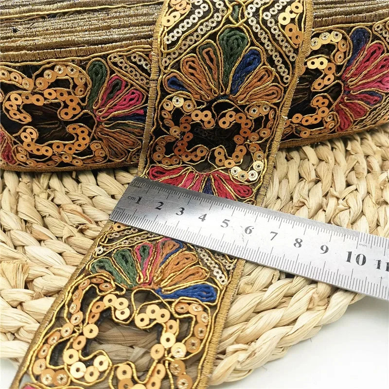 ruban dentelle broderie sequins dorés décoration robe couture élégante garniture col fleurs luxe