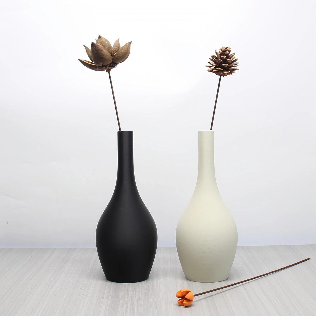 vase minimaliste moderne fleurs séchées noir blanc marron surface mate