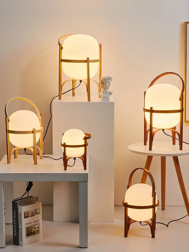 Lampe japonaise en bois naturel sur table de nuit