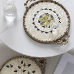 plateau rangement blanc noir mosaïque élégant poignées fleurs carreaux verres tasses decoration minimaliste