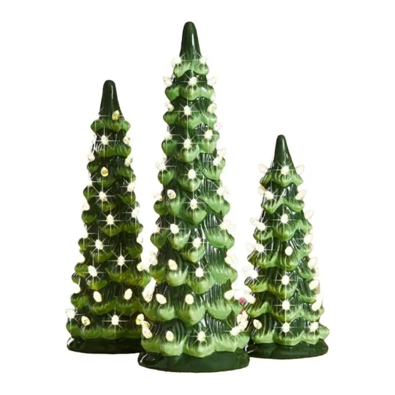Détail de la peinture à main sur sapin de Noël en céramique éclairé