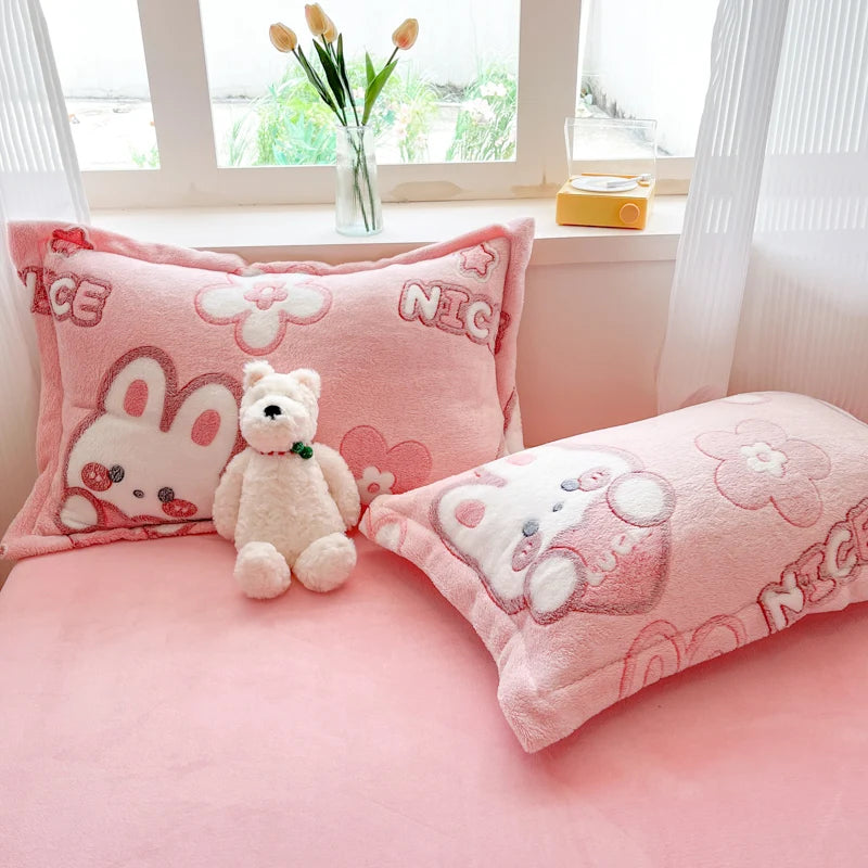 Coussin en peluche rose avec des motifs de fleurs et de lapin sur une fenêtre donnant sur un jardin verdoyant.