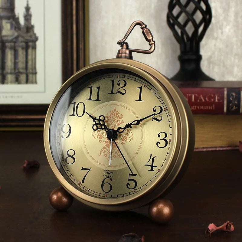 horloge table vintage or floral chiffres noirs pieds sphériques métal classique decoration interieur autre