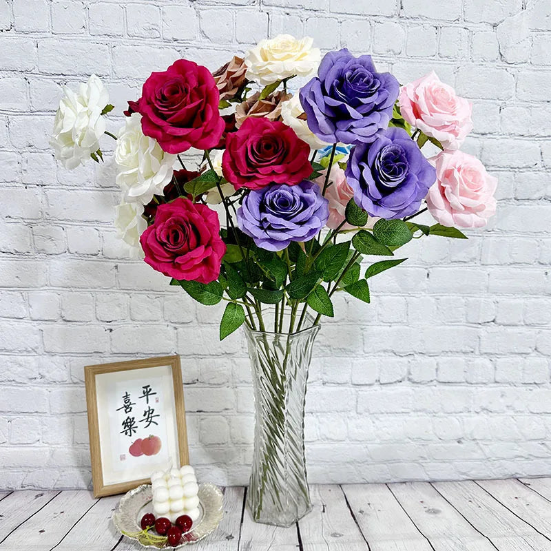 Bouquet roses artificielles soie rouge rose blanc violet feuilles vertes moderne décoration intérieure table