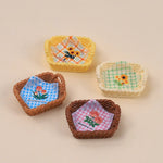 plateaux simulation résine miniature décorative assiettes gâteaux motifs fleurs carreaux textes couleurs marron blanc