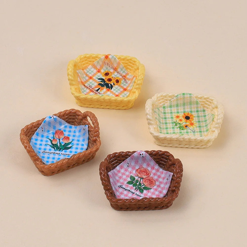 plateaux simulation résine miniature décorative assiettes gâteaux motifs fleurs carreaux textes couleurs marron blanc