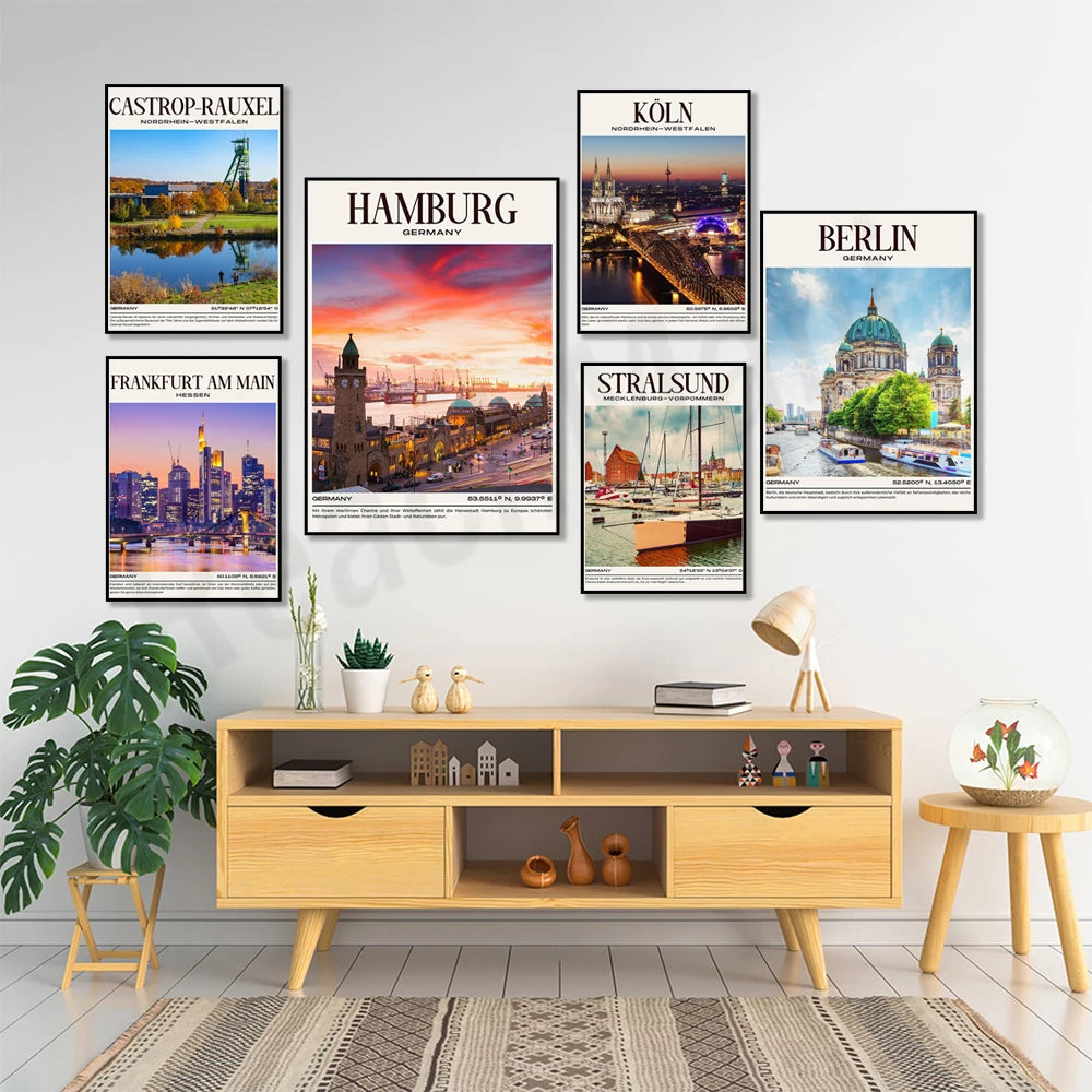 Des affiches de différentes villes allemandes comme Hambourg, Berlin et Cologne sont accrochées au mur, créant une ambiance de voyage et de découverte dans cette pièce moderne et chaleureuse.