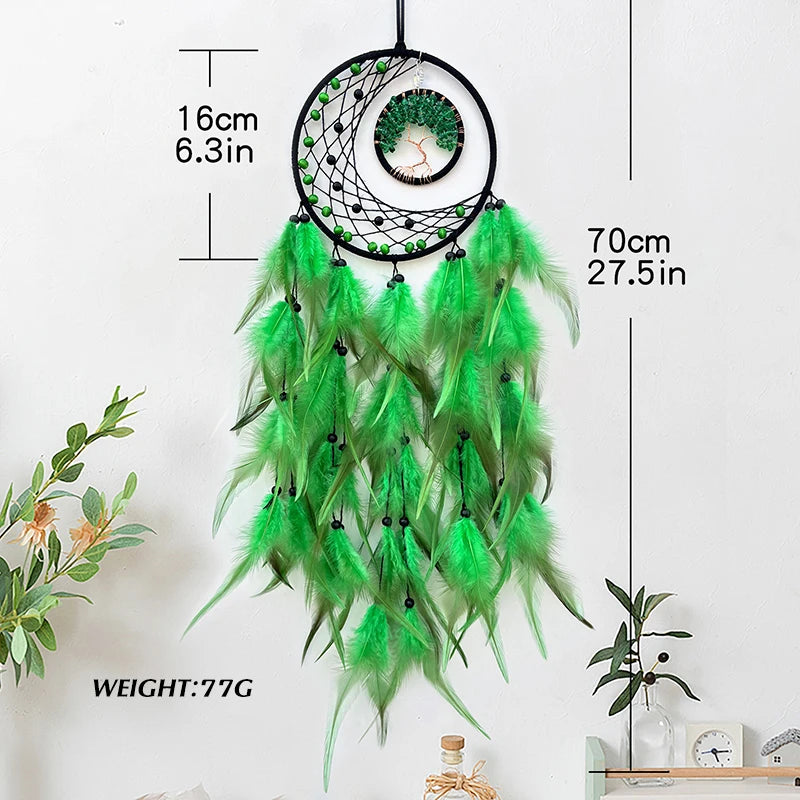 Un capteur de rêves de couleur verte avec des plumes longues et pendantes, créant une décoration murale naturelle et ethnique.