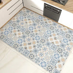 Un tapis décoratif au motif floral vintage et coloré, posé dans une cuisine moderne.