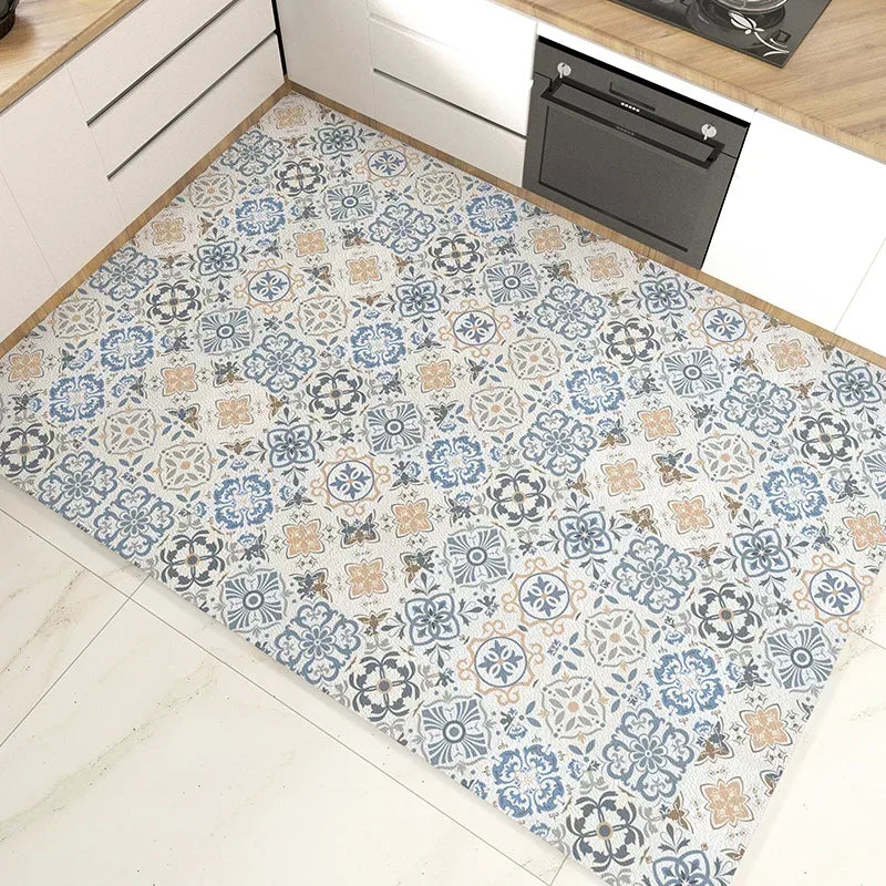 Un tapis décoratif au motif floral vintage et coloré, posé dans une cuisine moderne.