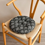 coussin chaise rond moderne couleurs bleu marine blanc vert beige noir motifs géométriques feuilles