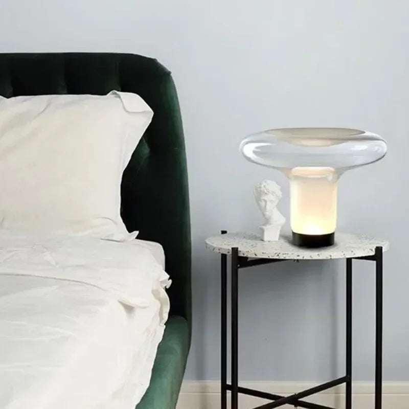 Vue de côté montrant la forme de méduse en verre transparent