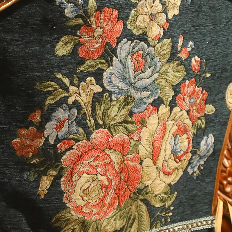 Une riche tapisserie florale aux teintes chaudes et vives, mettant en scène une profusion de fleurs épanouies sur un fond sombre.