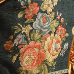 Une riche tapisserie florale aux teintes chaudes et vives, mettant en scène une profusion de fleurs épanouies sur un fond sombre.