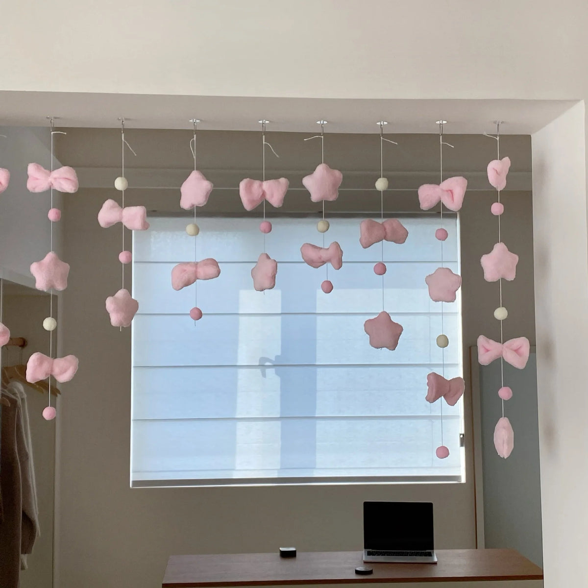 guirlande décorative intérieure douce enfantine étoiles nœuds papillon boules rose blanche