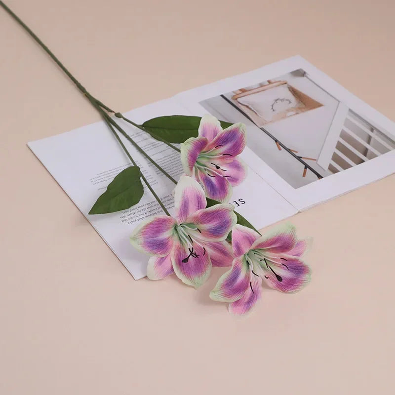 fleurs artificielles lys violet rose blanc décoration moderne mariage intérieur anniversaire baby shower