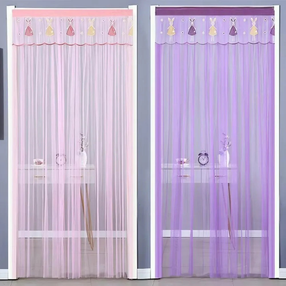 rideau porte decoratif rose violet turquoise personnages enfants plissures bordure motifs translucide enfantin barre