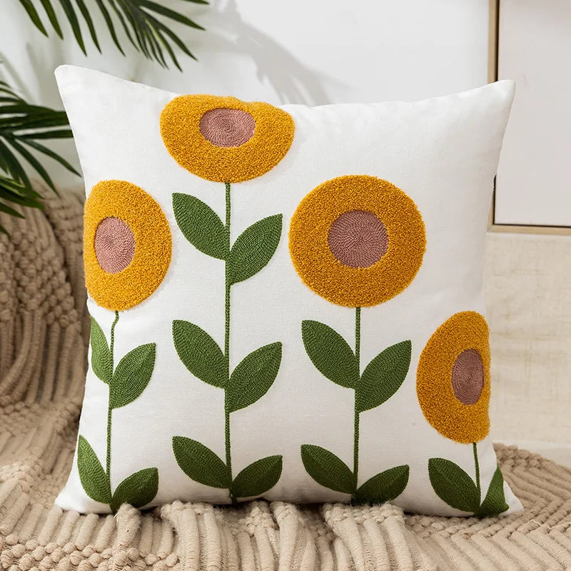 coussin carré blanc motif floral moderne brodé fleurs multicolores amovible lavable