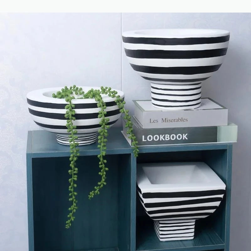 bol moderne noir blanc rayures horizontales plante grasse livre bijoux intérieur élégant decoration