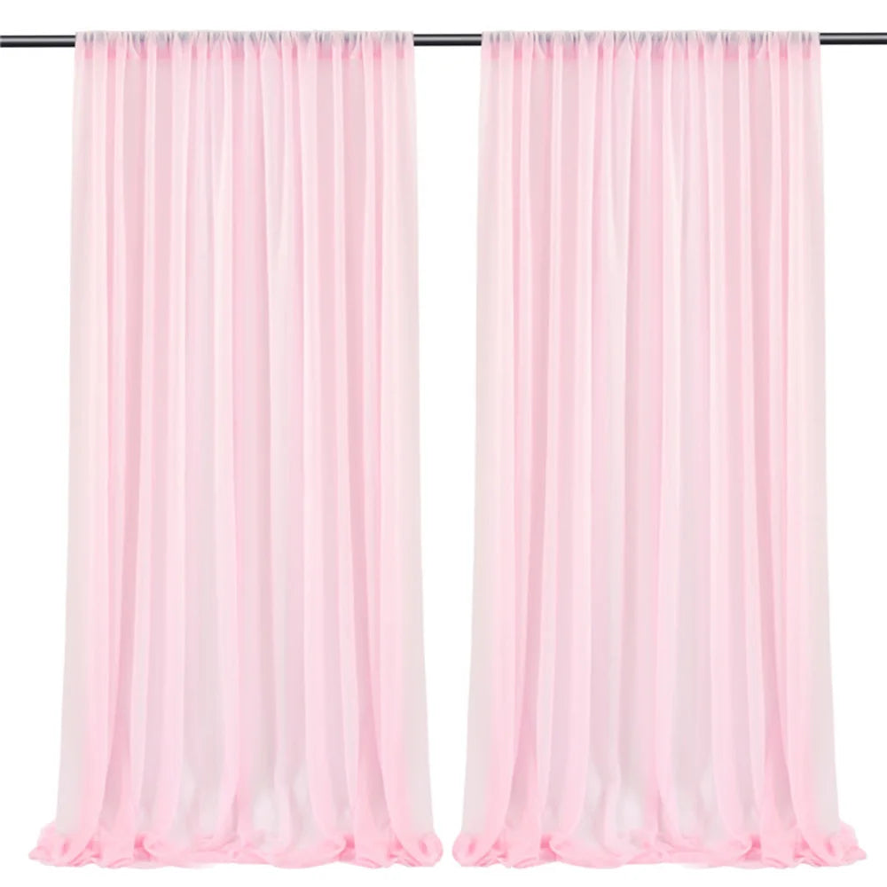Paire de rideaux opaques roses suspendus sur une tringle noire.