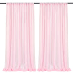 Paire de rideaux opaques roses suspendus sur une tringle noire.