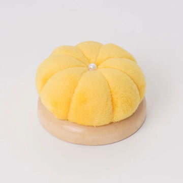 coussin velours orange moderne base bois porte aiguilles broderie couture