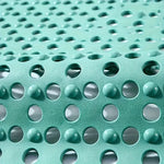 tapis bain douche gris vert perforations anti dérapage moderne salle bain ventilation trous ronds