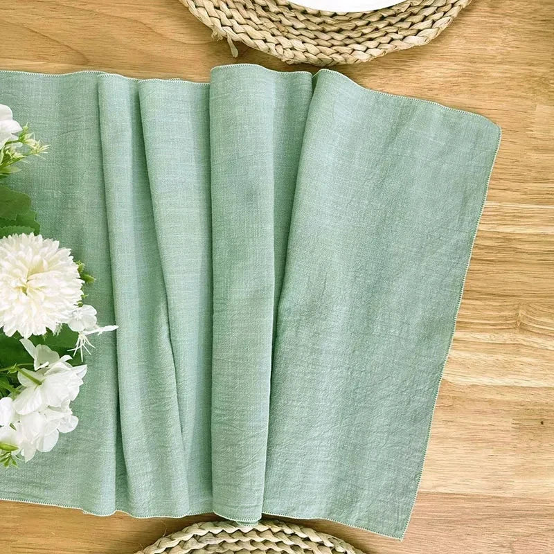 Chemin de table vert sapin sur une table basse avec décorations festives