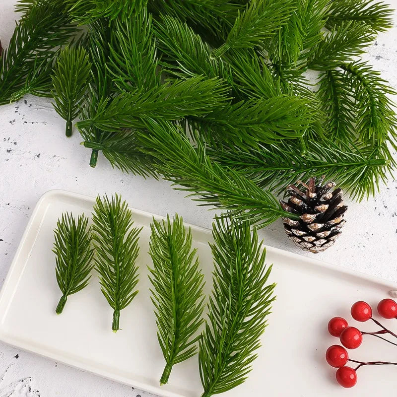 décoration noël branche artificielle vert feuilles pointues moderne extérieur 30 pièces adhésif boule rouge