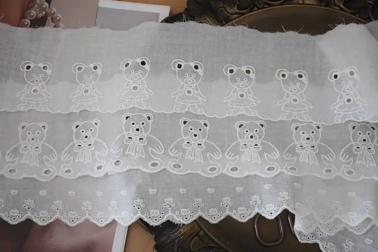 dentelle coton ours blanc motif noeud bordure dentelée ruban texturé semi transparent enfantin