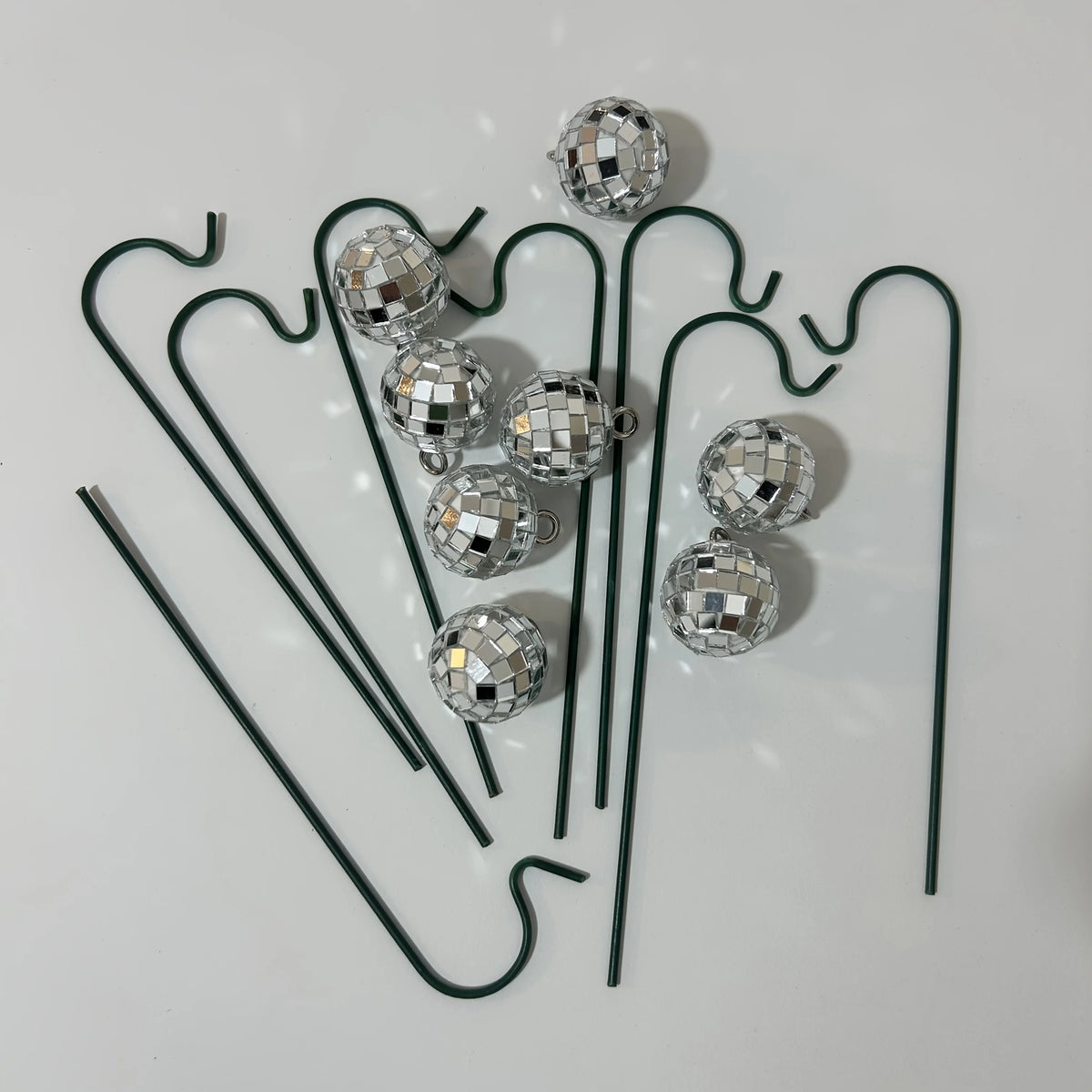 décorations jardin boules disco argentées miroir modernes fixations crochets métalliques brillantes opaques