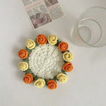 panier fleurs crocheté coussin table roses artisanal rouge vert blanc