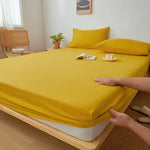 Drap-housse en couleur bourgogne sur matelas