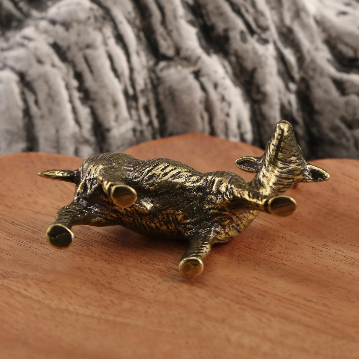 ornements rétros animaux zodiac bronze décoration intérieure asiatique figurine chèvre texture fourrure deco vintage
