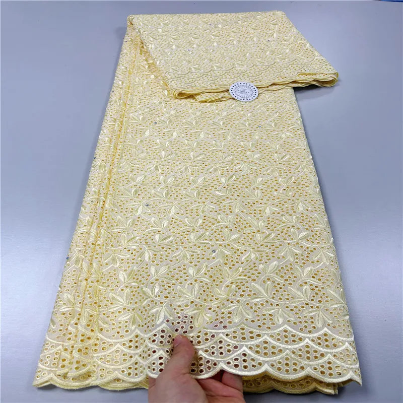 tissu dentelle coton blanc motifs floraux broderie strass robe couture luxe