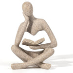 statue décorative résine figure humaine assise livre ouvert beige gris doré abstraite minimaliste moderne