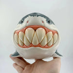 figurine requin résine gris blanche orange stylisée humoristique maison salon