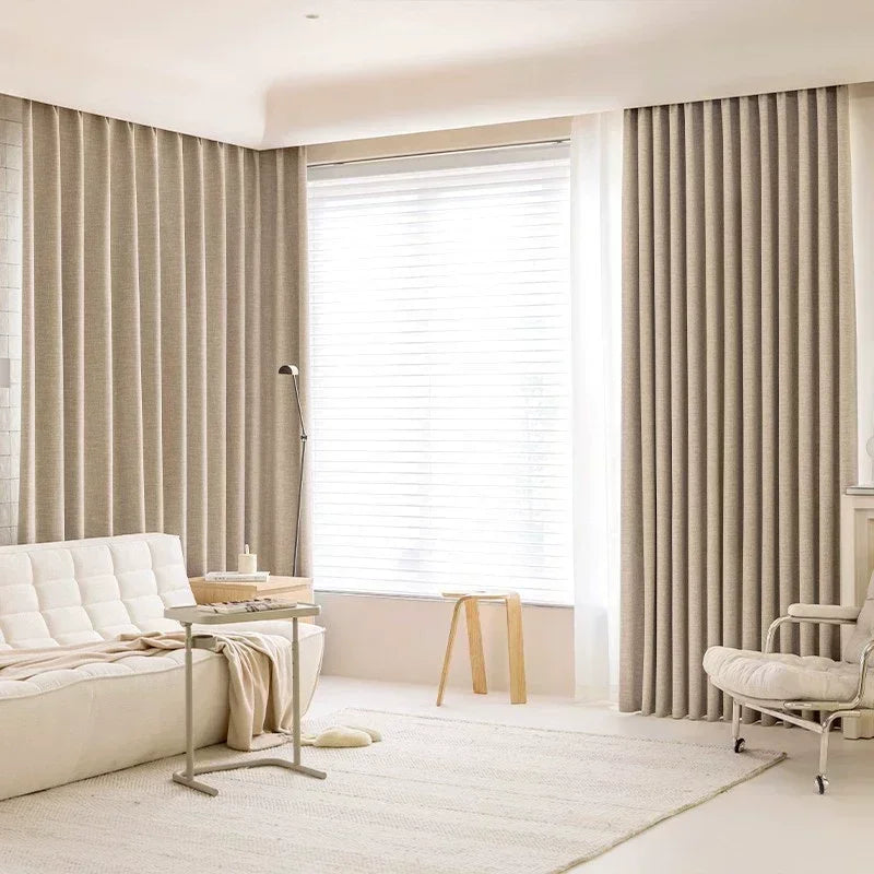 Rideaux isolants beiges à texture lin installés dans un salon moderne, créant une ambiance douce et épurée.