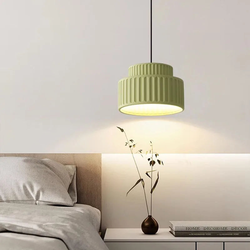 Lustre allumé diffusant une lumière douce dans un salon